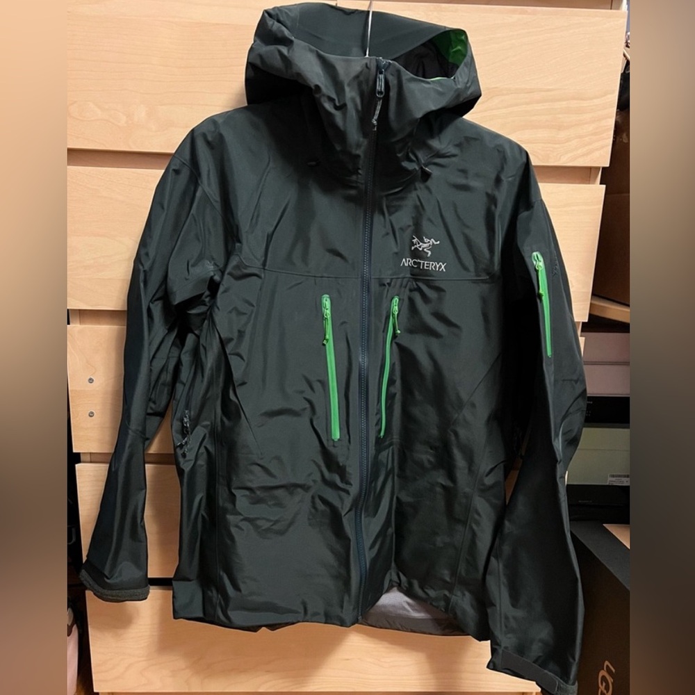 Arc’teryx Alpha SV Jacket Men’s (size: Large)